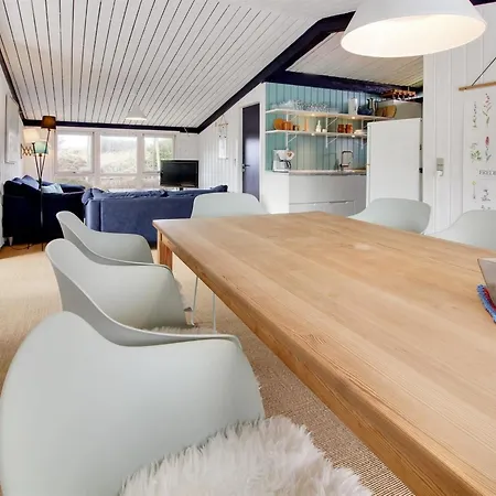 Scarlett - 300m From The Sea By Interhome