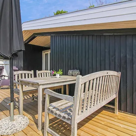 Scarlett - 300m From The Sea By Interhome